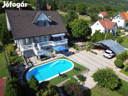 Panorámás, medencés otthon Máriagyűdön, teljes berendezéssel