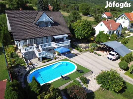 Panorámás, medencés otthon Máriagyűdön, teljes berendezéssel