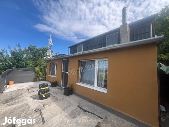 Panorámás, téliesített nyaraló eladó Tatabányán, a Turul-oldalon, 84 m