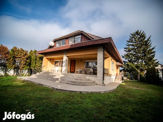 Panorámás, többgenerációs családi ház eladó!