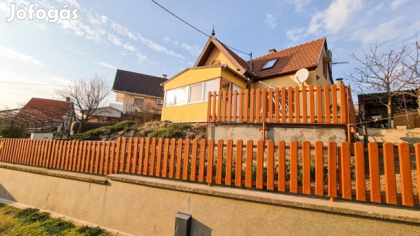 Panorámás családi ház műhellyel Pécs Zsebedombon