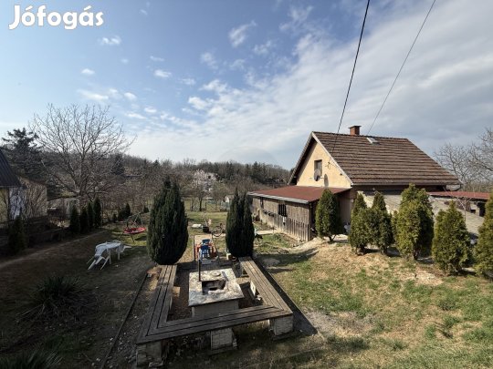 Panorámás hétvégi ház a Szarvashegy tetején  nyugalom, lehetőségek és