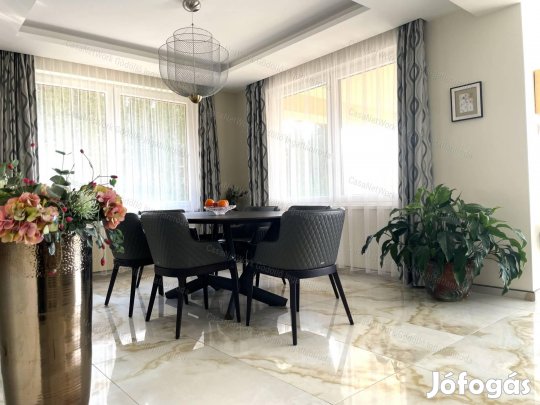 Panorámás luxusotthon zöld oázissal