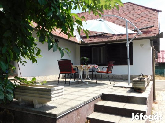 Panorámás nyaraló, családi ház minősítéssel eladó VONYARCVASHEGYEN.