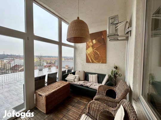 Panorámás penthouse lakás eladó, 100 m privát tetőterasszal!