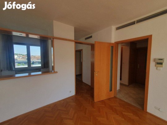 Panorámás szomszéd nélküli lakás az első kerületben