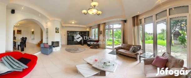 Panorámás telken medencével