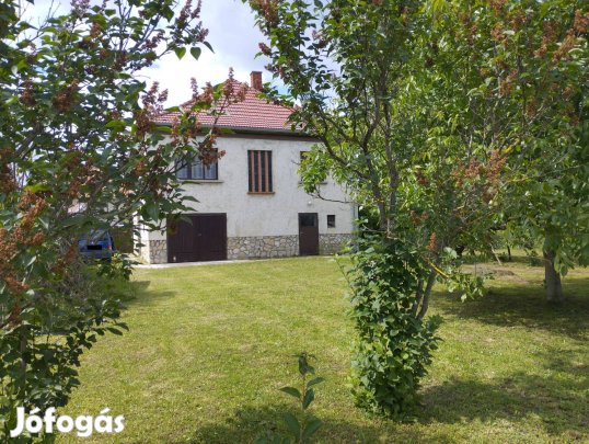 Pápa, Erzsébetváros, 2 szintes családi ház, 1051 m2 telek