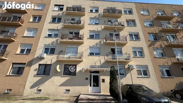 Pápai 32 nm-es lakás eladó