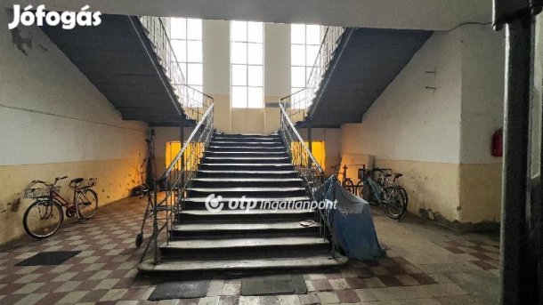 Pápai 33 nm-es lakás eladó