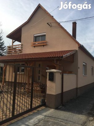 Pápán a Tókertben kétszintes ház kiadó