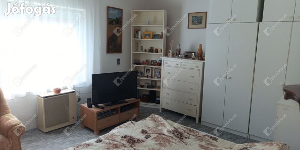 Pápán jó állapotú lakás saját udvarral megfizethető áron eladó!