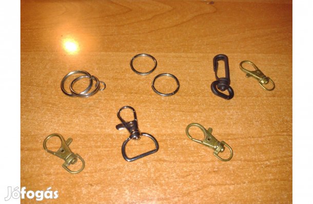 Pár kulcs karika és karabiner