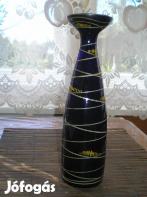 Parádi üvegváza, mely fényben gyönyörű kékes színű