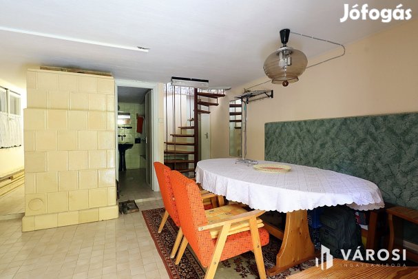 Parádsasváron erdővel határos nyaraló eladó