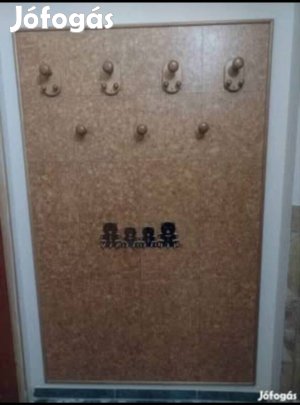 Parafa hatású családi előszobafal akasztókkal újszerű