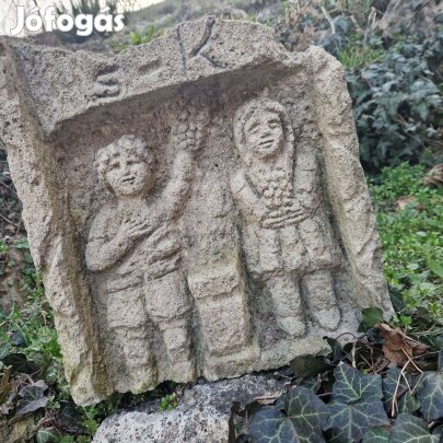 Parasztbarokk mészkő épúletdísz, Szüret címmel