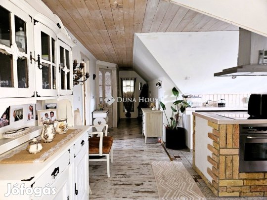 Páratlan hangulatú, kétgenerációs családi ház eladó Erdősmárokon