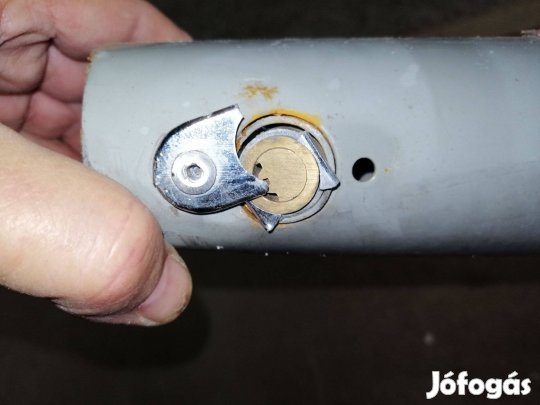 Parkoló torlasz sérült ,javítható , nagyon olcsón eladó