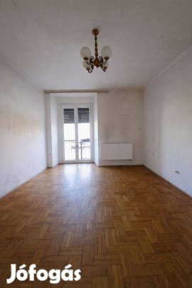 Parkra néző, első emeleti lakás Oroszlány szívében