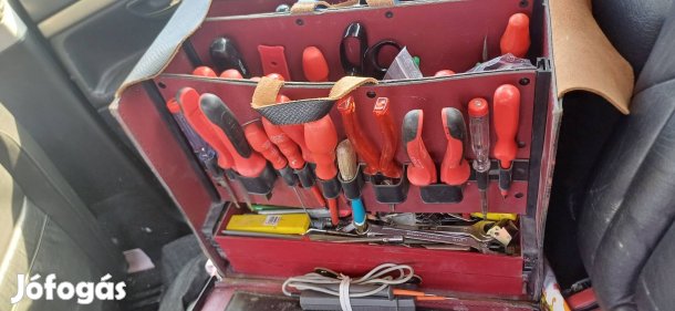 Parot villanyszerelő koffer szerszámmal