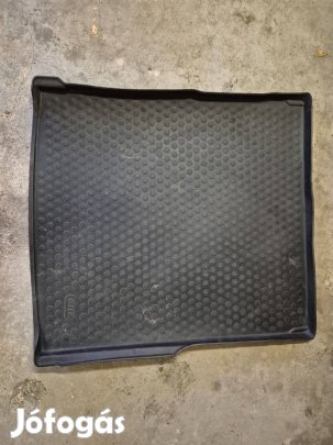 Passat B8 Variant csomagtértálca