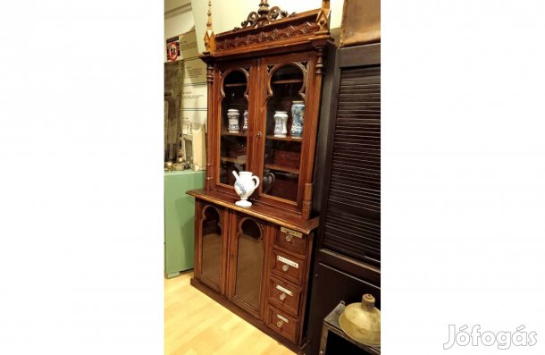 Patikai fiókos szekrény, neogótikus szépen faragott, 20. század elejei