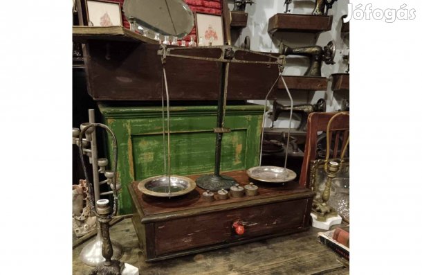 Patikai mérleg, jelzett darab fa fiókkal és súlyokkal, szép dekoráció