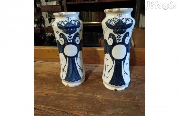 Patikai ónmázas itáliai fajanszok a 18. századból, nagyon enyhe sérülé