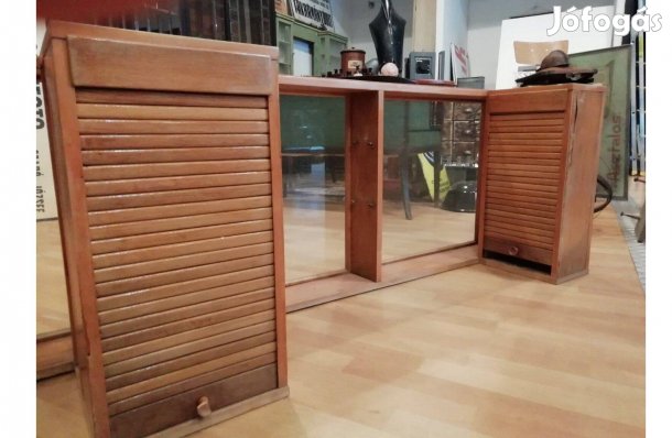 Patikai rolós átadó, térelválasztó, 20. század közepei, üvegezett