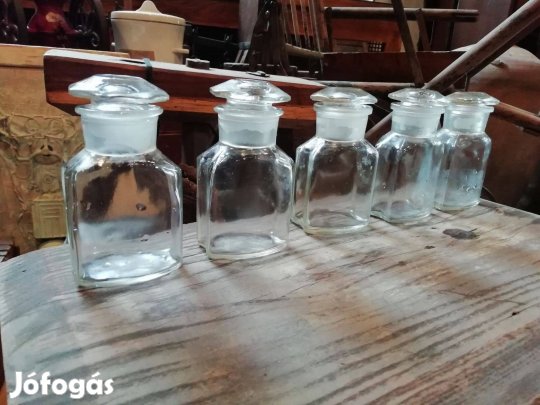 Patikai üvegek a 20. sz. elejéről, öt darab üveg, dekoráció