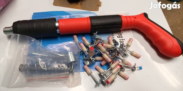 Patronos szögbelövő pisztoly szögekkel.