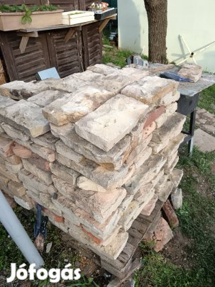 Pattintott, sprengelt tégla