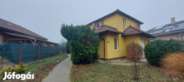 Páty, Kökörcsin utca, 160 m2-es, családi ház, 5 szobás, jó állapotú