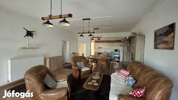 Pázmándfalun nappali + 4 szobás, 4 fürdőszobás családi ház pincével,