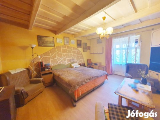 Pécel, Bartoshegy - Városközpont közeli utca, 96 m2-es, 2 generációs,