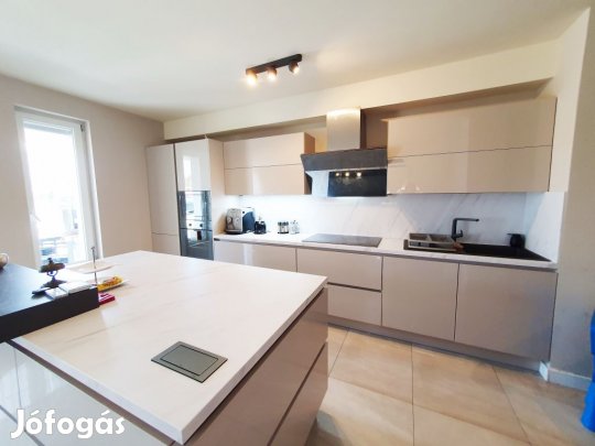 Pécel, Pécel, 400 m2-es, 2 generációs, családi ház, 11 szobás