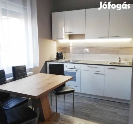 Pécel, Városközpont közeli utca, 210 m2-es, 3 generációs, családi ház