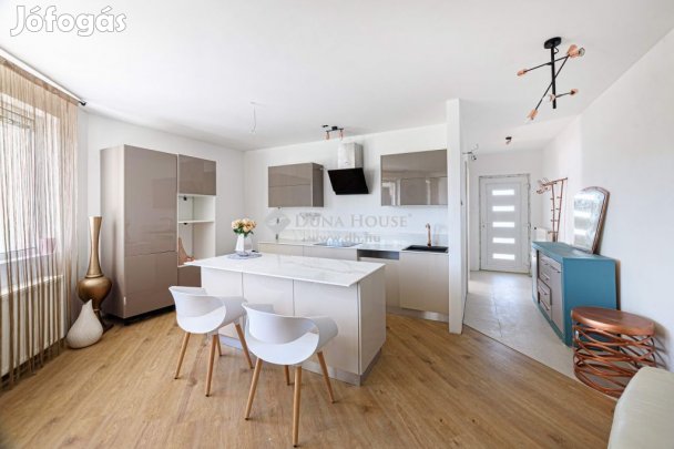 Péceli eladó 430 nm-es ház