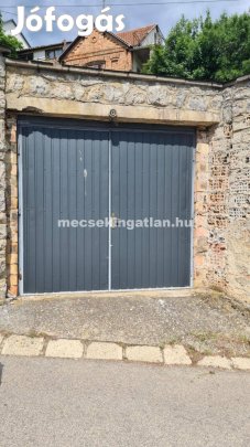 Pécs 400 ágyas klinikánál eladó zárható garázs