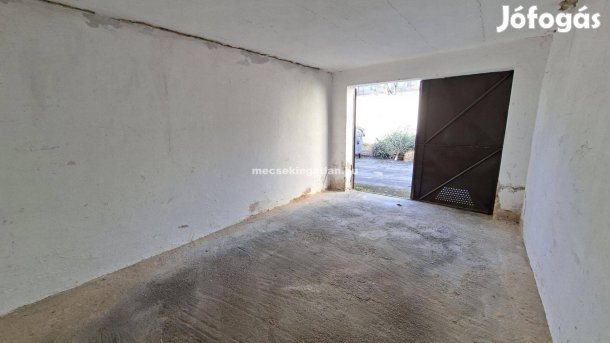 Pécs Attila utcában kiadó zárt garázs