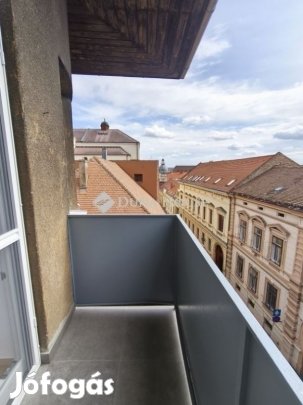 Pécs-Belváros-felújitott-tágas lakás