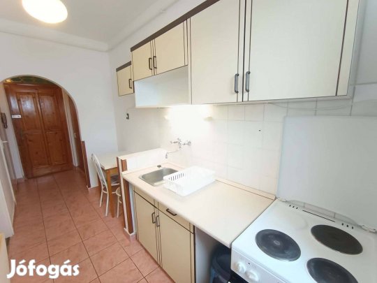 Pécs-Belvárosban bútorzott albérlet kiadó