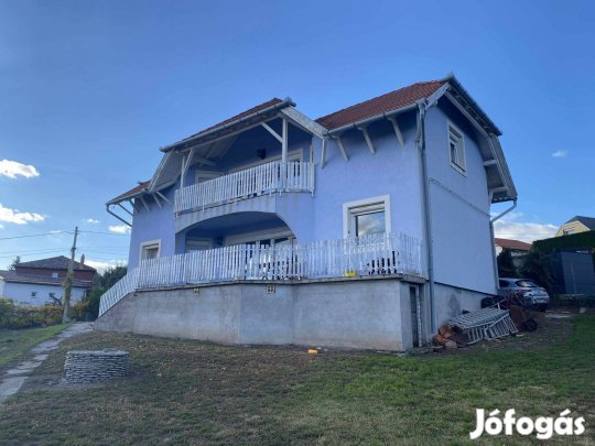 Pécs-Donátusban két emeletes családi ház eladó