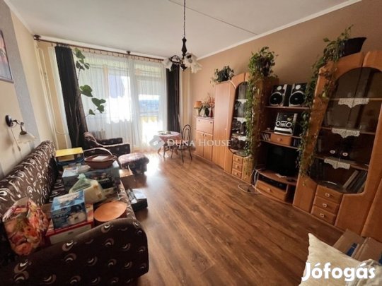 Pécs-Kertváros 3 szobás lakás eladó.