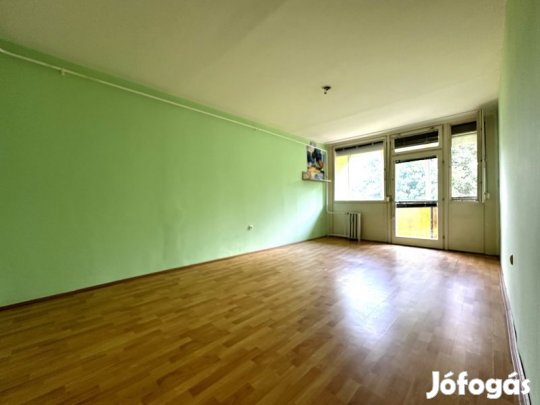 Pécs-Kertváros csendes részén 52 m2-es lakás eladó!