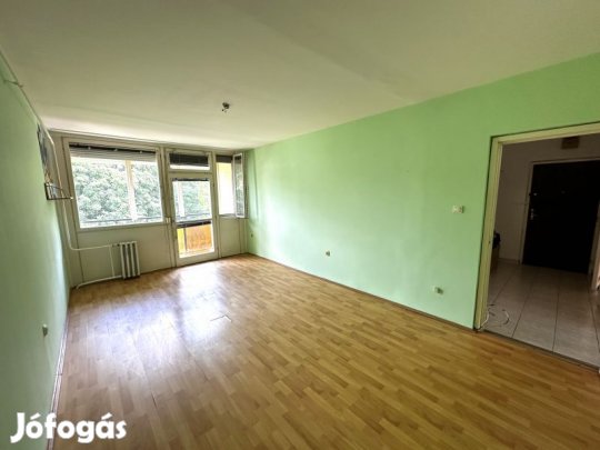 Pécs-Kertváros csendes részén 52 m2-es lakás eladó!