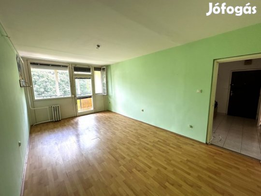 Pécs-Kertváros csendes részén 52 m2-es lakás eladó!