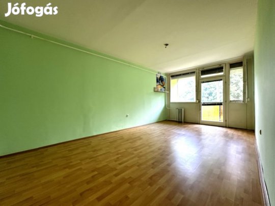 Pécs-Kertváros csendes részén 52 m2-es lakás eladó!