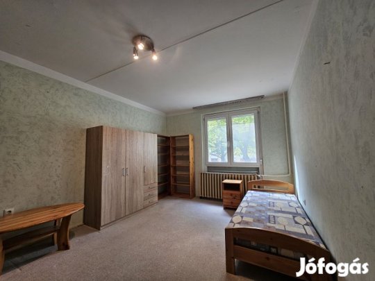 Pécs-Kertvárosban 3 szobás lakás eladó !